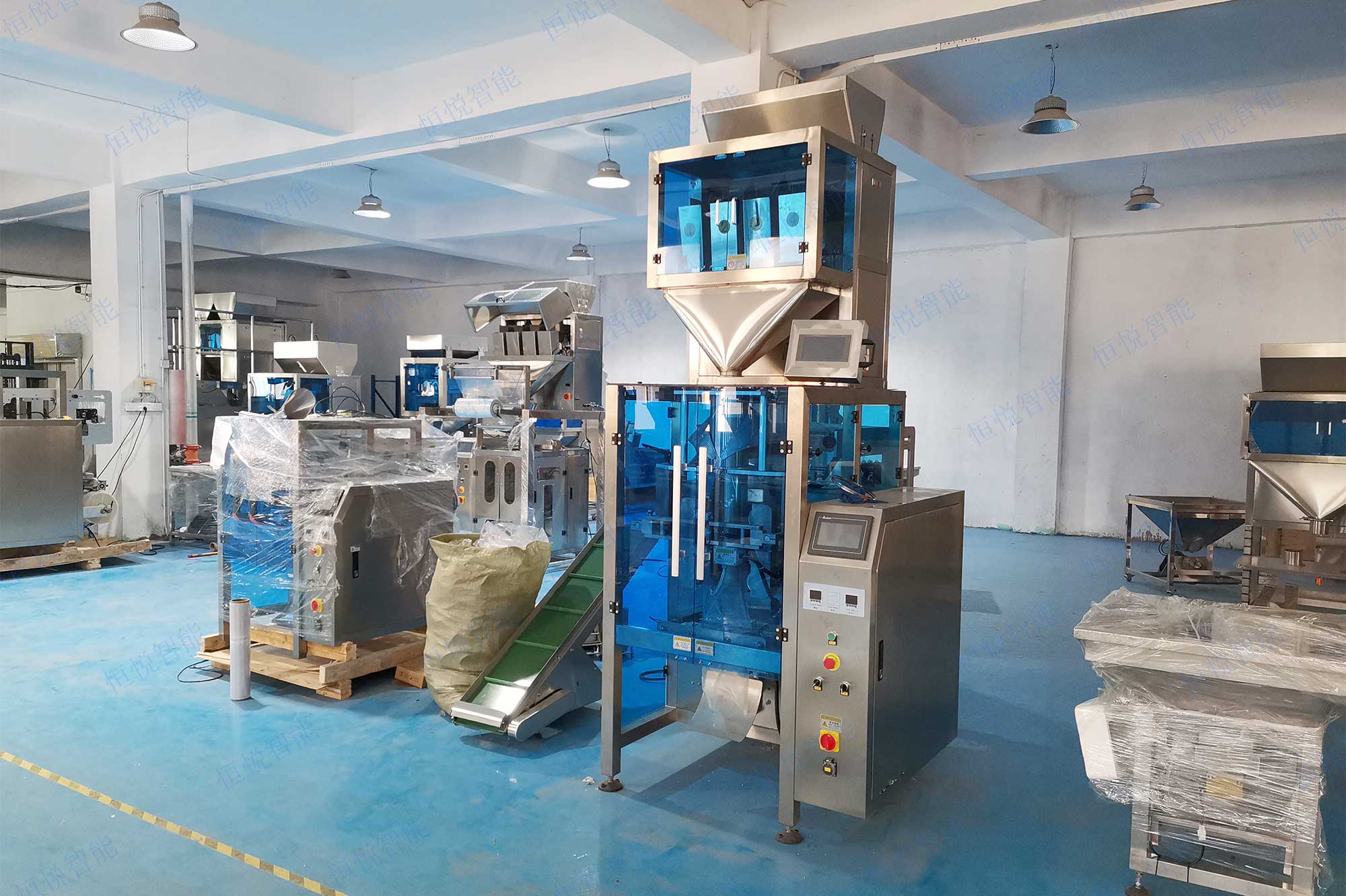 全自動顆粒稱重蜜桃久久久久久械設備是一種機械給料裝置與傳感器稱重裝置結合的一種定量裝袋機械